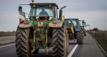 Фармерите со порака дека ќе го блокираат Париз: подготвени 15.000 полицајци и оклопни возила