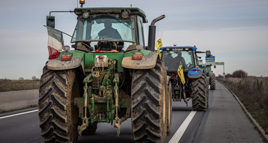 Фармерите со порака дека ќе го блокираат Париз: подготвени 15.000 полицајци и оклопни возила