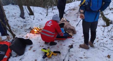 (Фото) Спасителна акција на Водно, повредениот се транспортира во болница