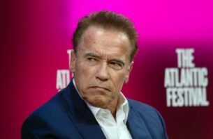 Шварценегер приведен на аеродромот во Минхен