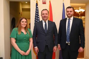„Чест ми е да кажам, ова е прва официјална посета на министер за внатрешни на САД“ му рече амабасадорот Попов на Спасовски