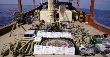 Американците објавија фотографии: Пресретнавме брод полн со иранско оружје, одеше кон Хутите