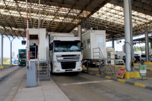 Богоев: Од денес камионите со стока кои увезуваат или извезуваат во Србија се мерат само еднаш