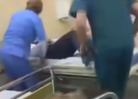(Видео) Вработени од итната помош снимени како малтретираат старец во Романија: го тепале и понижувале