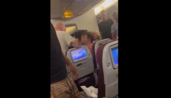 (Видео) Го разбил тоалетот во авионот и му го скршил носот на стјуардот: уапсен маж на лет за Лондон