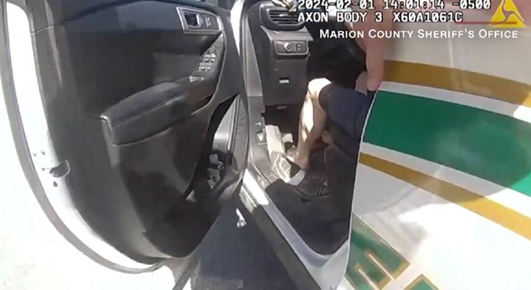 (Видео) Жена во САД украла полициско возило, удрила во пикап и загинала