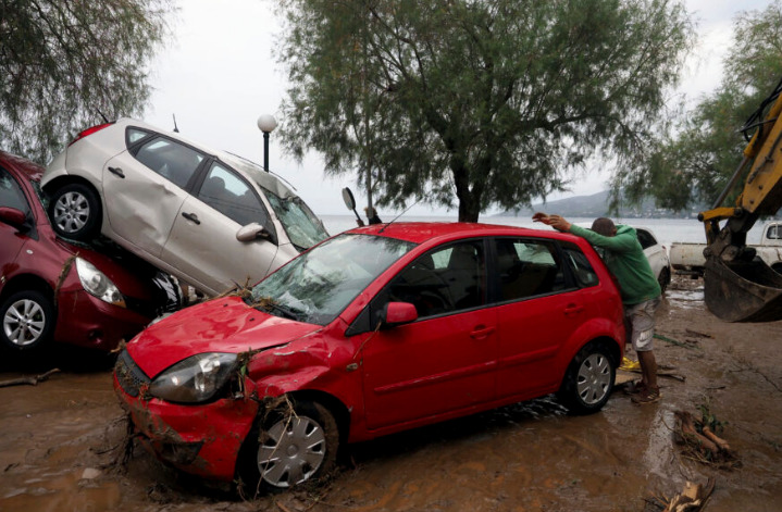(Видео) Невреме го погоди Родос: Луѓе заробени во возила, торнадо откорна гранки