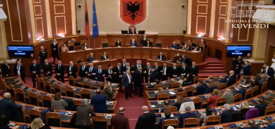(Видео) Повторно хаос во албанскиот парламент, седницата заврши предвреме поради немири