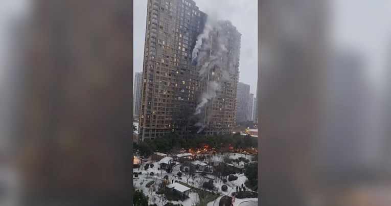 (Видео) Пожар избувна во огромна зграда во Кина, има 15 загинати, а сомнежот е дека се запалил електричен велосипед