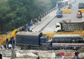 (Видео) Полицијата фрли солзавец врз земјоделци кои протестираат во Њу Делхи