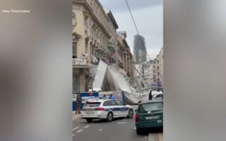 (Видео) Се урна скеле од зграда во центарот на Загреб, постои можност некој да е затрупан, објавија хрватските медиуми