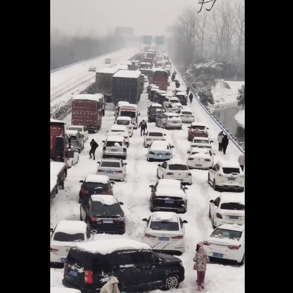 (Видео) Снежен колапс во Кина: автомобили со денови заглавени на патиштата, има и жртви