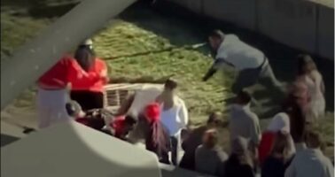 (Видео) Снимен моментот кога навивачите совладаа еден од напаѓачите на парадата во Канзас