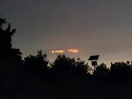 Горат грмушки на планината Жеден на непристапен терен – утре ќе се гасне со воздухоплови, ако вечерва пожарот самиот не се изгасне