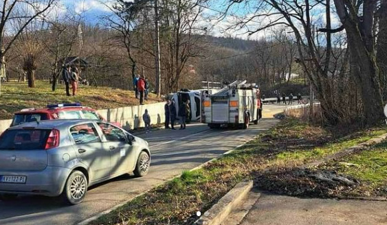 Камион натоварен со камен се превртел кај Краљево, две лица се повредени