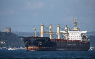 Потонат товарен брод кај Истанбул, се трага по шест членови на екипажот
