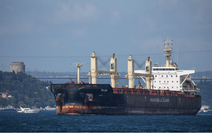 Потонат товарен брод кај Истанбул, се трага по шест членови на екипажот