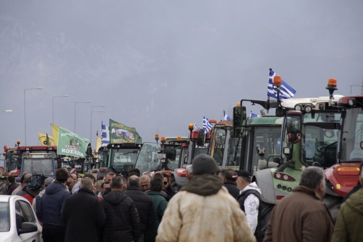 Протестите во Европа не стивнуваат: земјоделци од цела Грција се упатија кон Атина