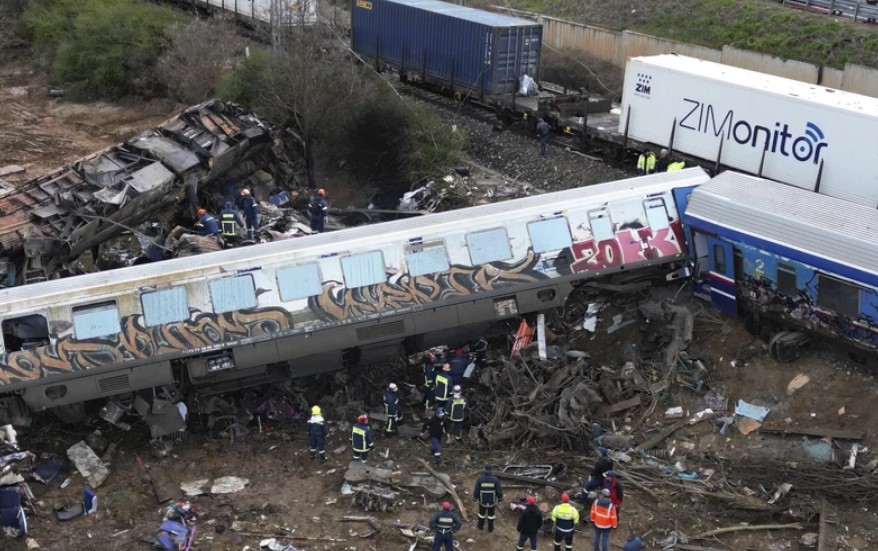 Студентот кој го преживеа страшниот судир меѓу возови во Грција сè уште е во кома – беше најден жив помеѓу 57 мртви