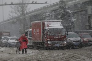 Хаос во Пекинг: снегот го окова градот, затворени речиси 200 дела од патиштата, прогнозата за наредните денови е уште полоша