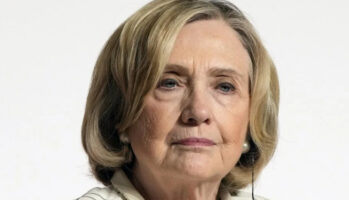 „Корисен идиот“: Хилари Клинтон за Такер Карлсон кој го интервјуираше Путин