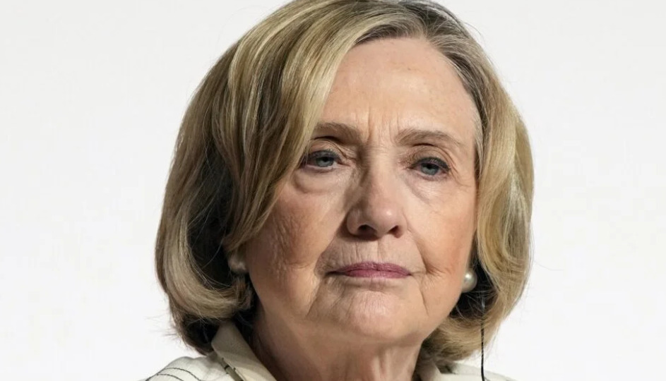 „Корисен идиот“: Хилари Клинтон за Такер Карлсон кој го интервјуираше Путин