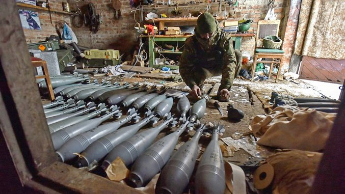 „Шпигел“: Европа очајно бара муниција за Украина низ целиот свет
