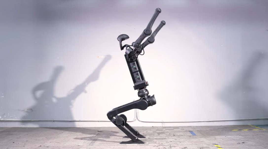 (ВИДЕО) Единствен на светот: Роботот прави салто назад без хидраулика