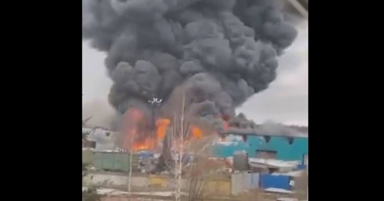 (Видео) Голем пожар во близина на аеродромот во Санкт Петербург