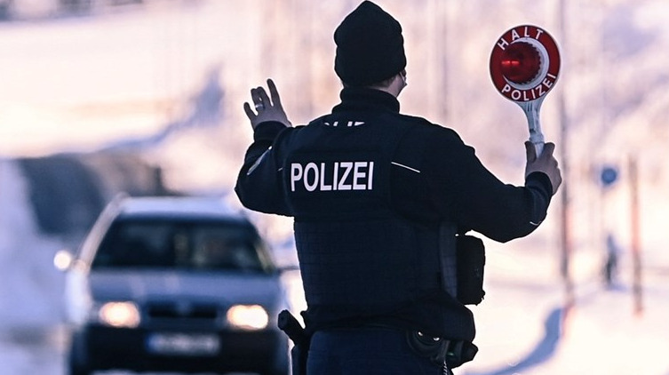 (Видео) Драма во Германија: Вооружено лице упаднало во болница и се забарикадирало, полицијата на терен