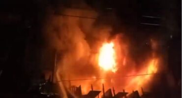 (Видео) Пожар зафати зграда во Бангладеш, загинаа најмалку 43 лица