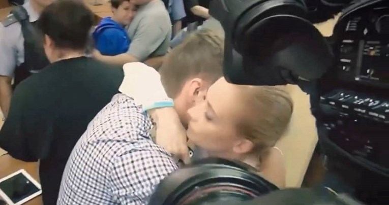 (Видео) Потресна проштална порака на вдовицата на Навални: „Не знам како да живеам без тебе“