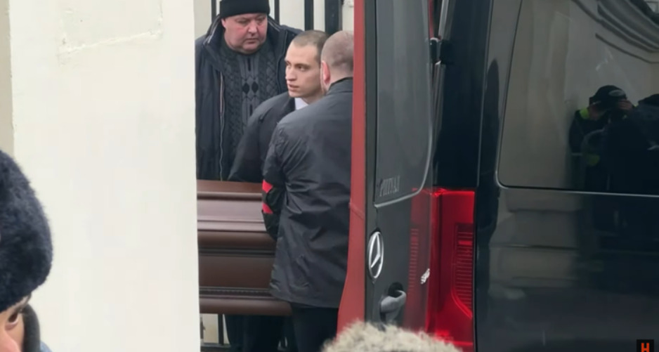 (Видео) Телото на Навални пристигна во црквата, насобраните го скандираат неговото име, Кремљ се закани