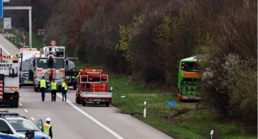 Во Германија се преврте автобус со ученици, повеќе од 20 повредени, на возачот му се слошило