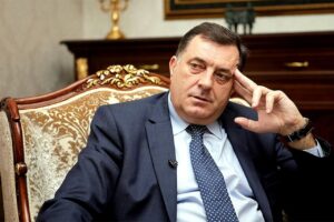 Додик во Црна Гора го пофали српскиот свет и крена три прста, се огласи Подгорица