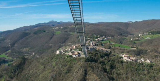Најстрашниот адреналински мост во Европа не е за оние кои се плашат од височина