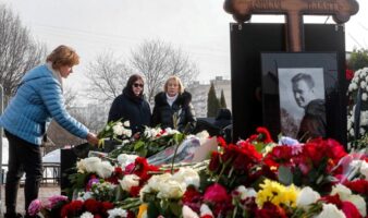 Покрај гробот на Навални и денеска се собираат луѓе и оставаат цвеќиња