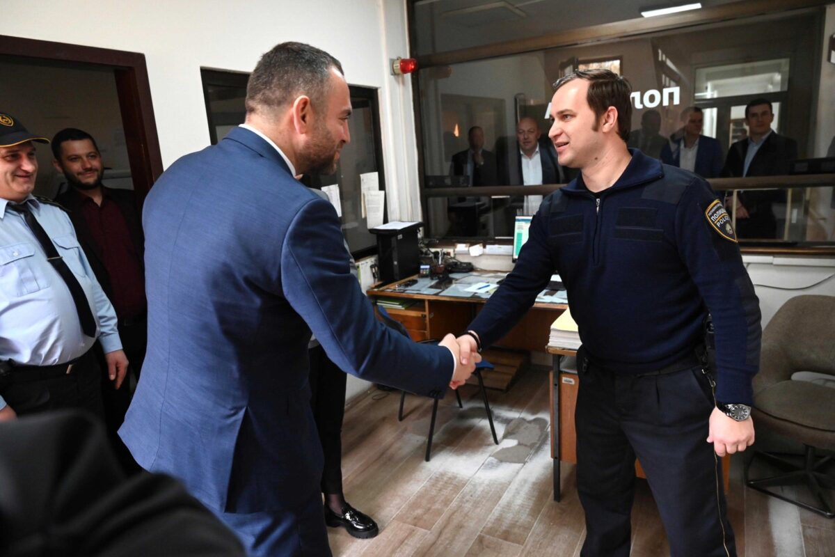Полицајците од Неготино за првпат посетени од министер: Тошковски во работна посета и на Кавадарци