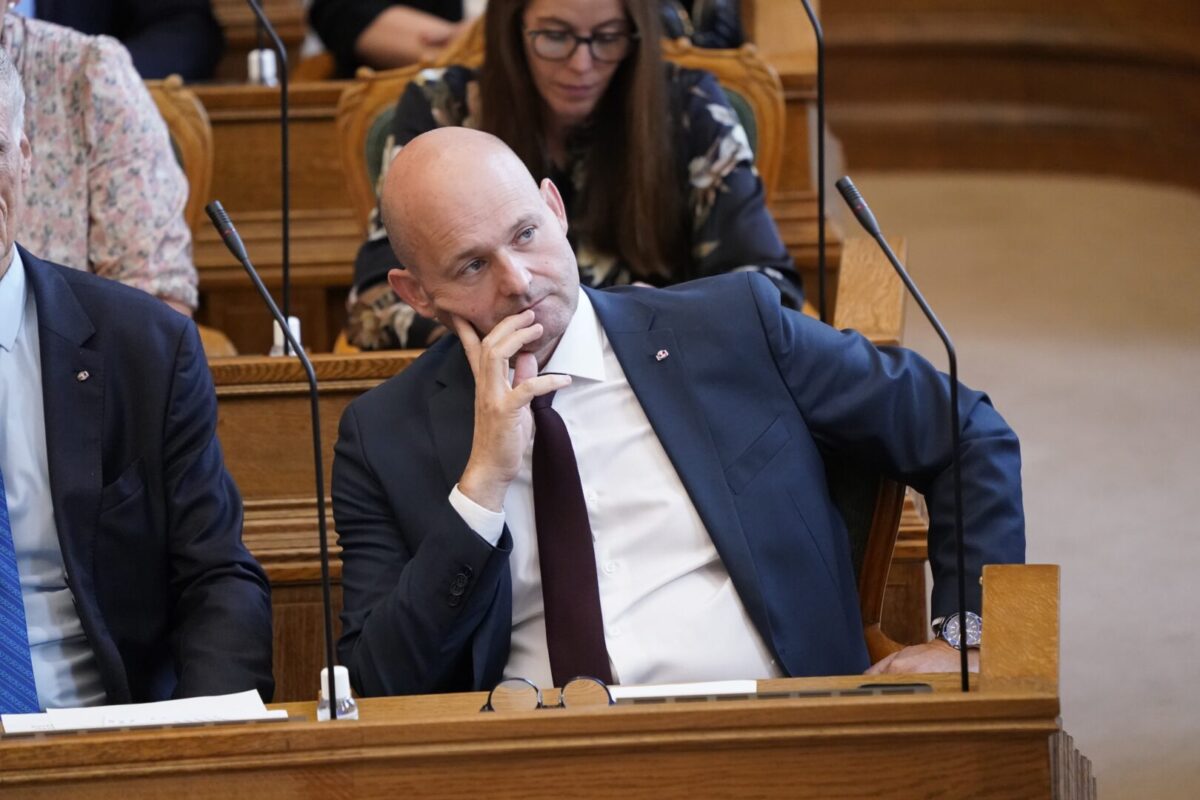 Почина лидерот на данската опозициска партија: Доживеал мозочен удар на партиски состанок