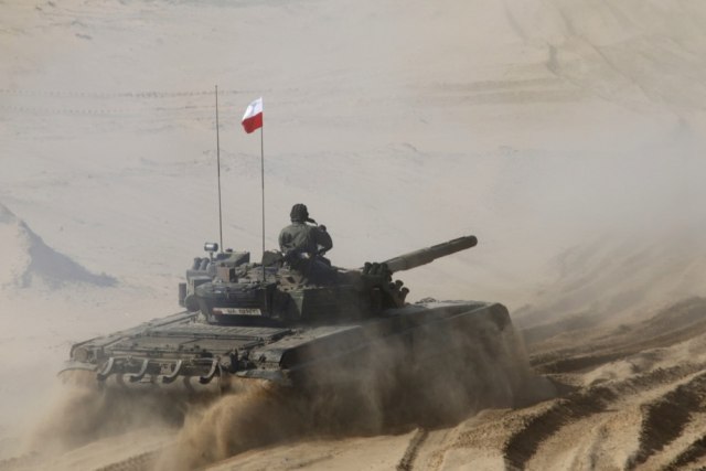 Тенк прегази двајца војници во Полска: едниот загина, другиот во критична состојба