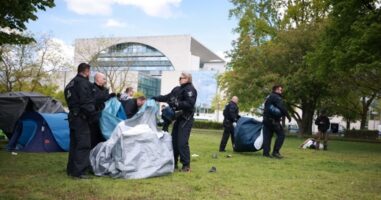 Активисти изградија пропалестински камп во Берлин, полицијата денеска го урна
