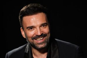 Баба (82) се јавила да закаже преглед кај Босиљчиќ: Го видела актерот на билборд, па се јавила на клиника