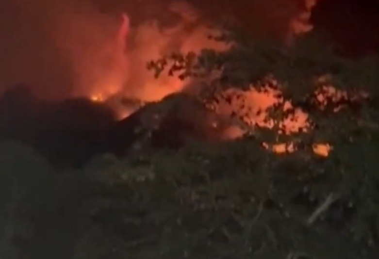 (Видео) Дел од вулкан се заканува да се урне и да предизвика цунами: во тек голема евакуација во Индонезија