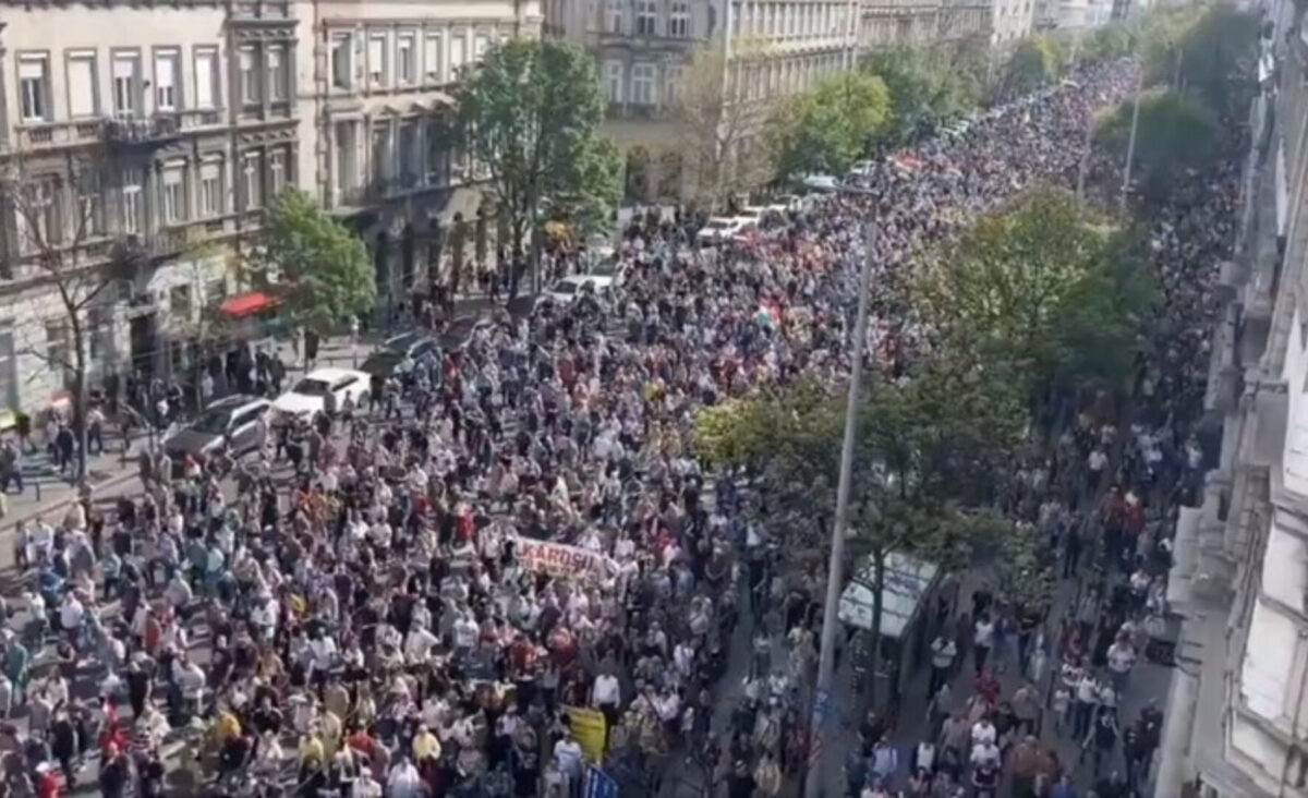 (Видео) Десетици илјади луѓе излегоа на улиците на Будимпешта на протест против Орбан