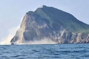 (Видео) Земјотрес уништи дел од остров, се сруши во море