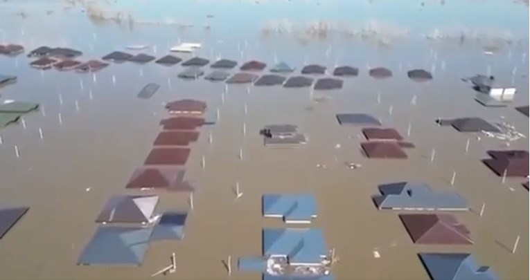 (Видео) Катастрофални поплави во Русија, куќи под вода, илјадници евакуирани