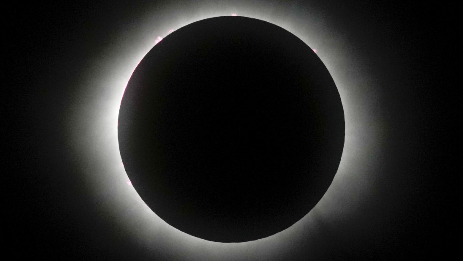 (Видео) Милиони луѓе го гледаа затемнувањето на Сонцето кое донесе темнина во Северна Америка