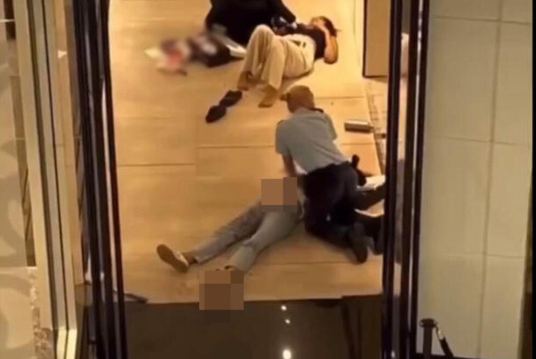 (Видео) Нови снимки од нападот во Сиднеј, полицаец очајнички се обидува да спаси жртва, крв на сите страни