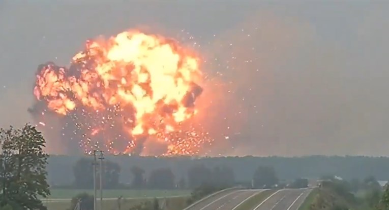 (Видео) Огромна експлозија во воена база во Камбоџа, загинаа 20 војници