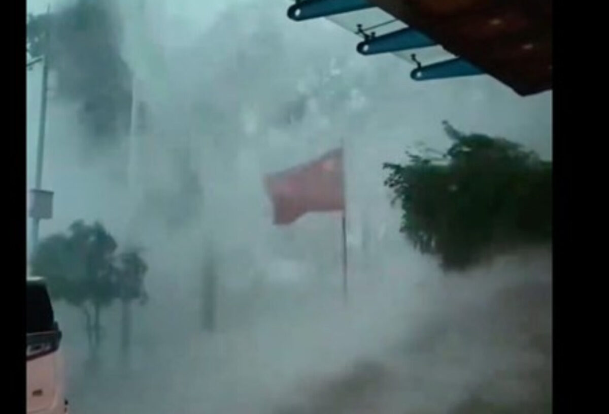 (Видео) Опасни поплави ѝ се закануваат на кинеска провинција, над 127 милиони луѓе се евакуирани